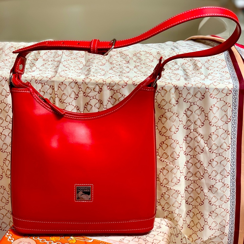 👜DOONEY AND BOURKE RED SHOULDER BAG, MINT CONDITI